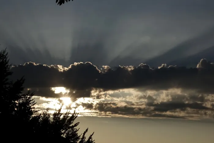 Gerahmter Druck : Himmel mit Wolken und Sonnenstrahlen, August, Deutschland. Gerahmter Druck : Himmel mit Wolken und Sonnenstrahlen, August, Deutschland.