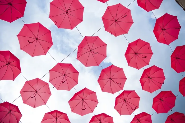 Gerahmter Druck : Himmel voller roter Schirme. Gerahmter Druck : Himmel voller roter Schirme.