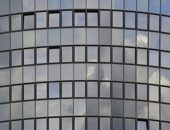 Gerahmter Druck : Der Himmel wird in einem modernen Spiegelbild widergespiegelt. Gerahmter Druck : Der Himmel wird in einem modernen Spiegelbild widergespiegelt.
