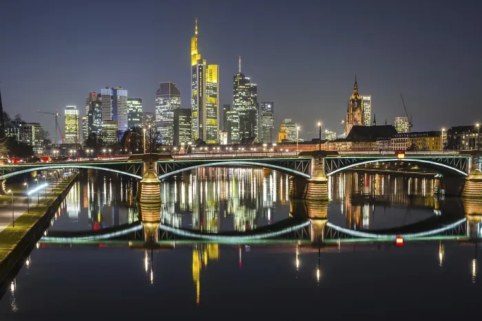 Gerahmter Druck : Skyline, Ignaz-Bubis-Brücke Gerahmter Druck : Skyline, Ignaz-Bubis-Brücke