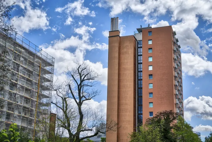 Gerahmter Druck : Wolkenkratzer und Baustelle mit schöner Sky.