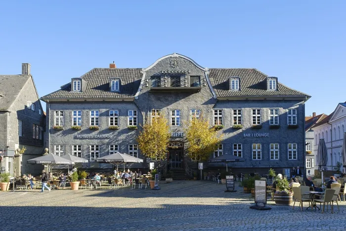 Gerahmter Druck : Schieferfassade am Kaiserringhaus. Gerahmter Druck : Schieferfassade am Kaiserringhaus.