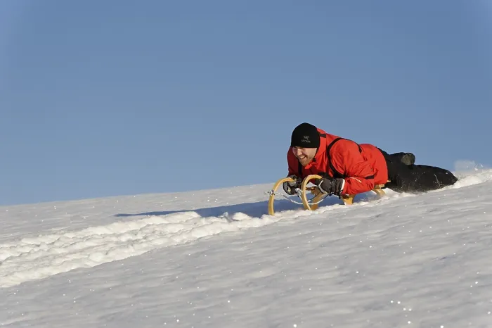 Gerahmter Druck : Sledding Gerahmter Druck : Sledding