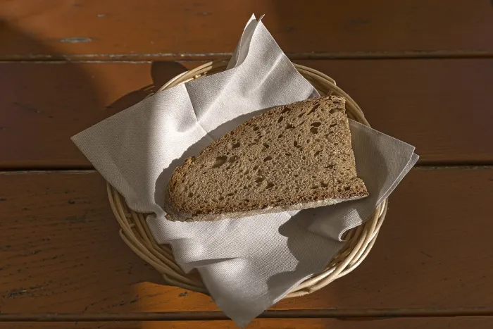 Gerahmter Druck : Ein Stück Brot in einem Brotkorb mit Serviette. Gerahmter Druck : Ein Stück Brot in einem Brotkorb mit Serviette.