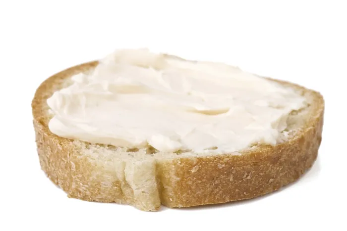 Gerahmter Druck : Brotstück mit Käsecremespread Gerahmter Druck : Brotstück mit Käsecremespread