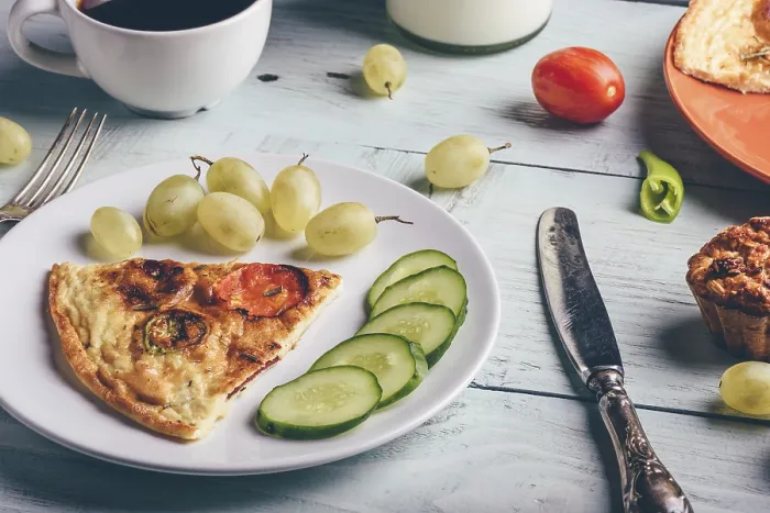 Gerahmter Druck : Stück Frittata mit Kaffeebecher Gerahmter Druck : Stück Frittata mit Kaffeebecher