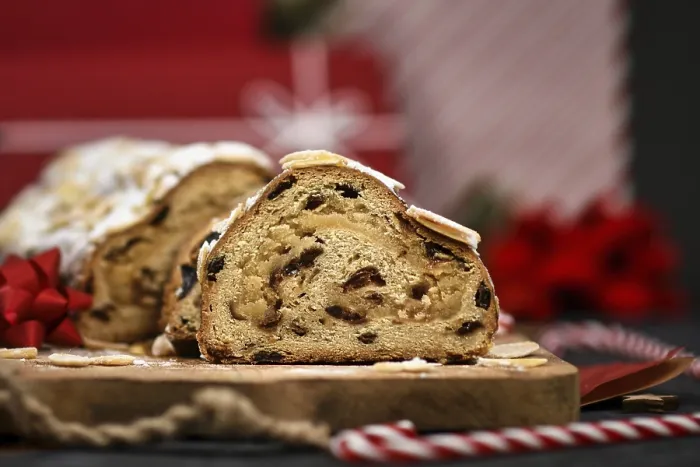 Gerahmter Druck : Stück deutscher Stollenkuchen, ein Obstbrot mit Nüssen.