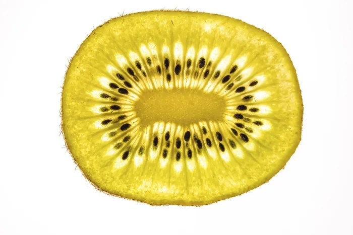 Gerahmter Druck : Stück Kiwi, Frucht, weißer Hintergrund. Gerahmter Druck : Stück Kiwi, Frucht, weißer Hintergrund.
