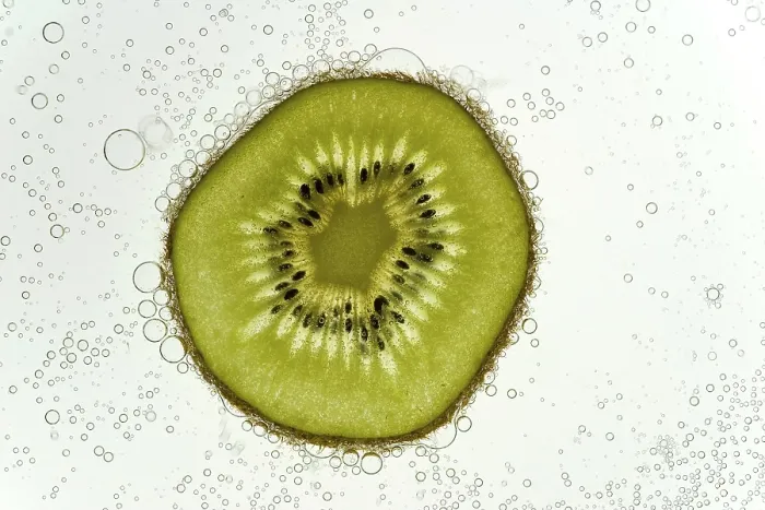 Gerahmter Druck : Ein Stück Kiwi. Gerahmter Druck : Ein Stück Kiwi.