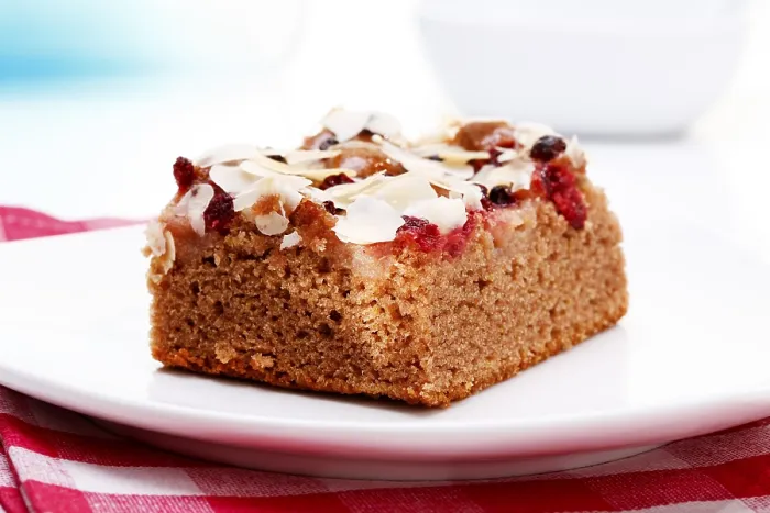 Gerahmter Druck : Stück Nusskuchen mit Mandeln und Cranberries.