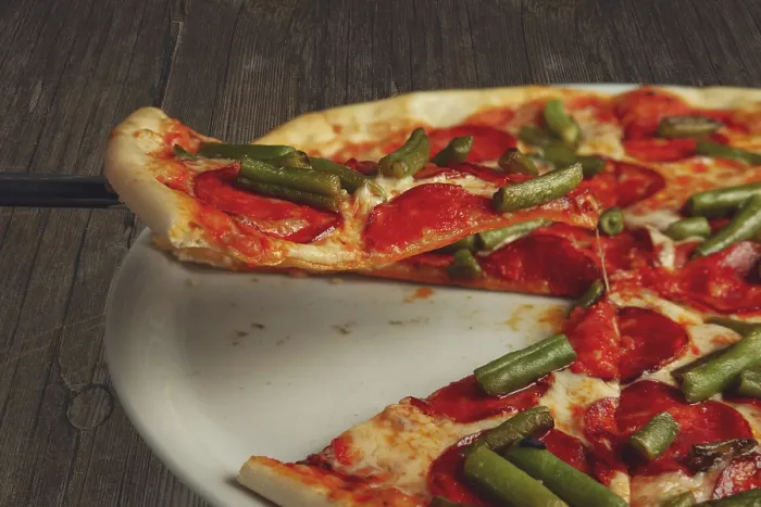 Gerahmter Druck : Stück Pizza mit Peperoni auf der Schulterblatt. Gerahmter Druck : Stück Pizza mit Peperoni auf der Schulterblatt.