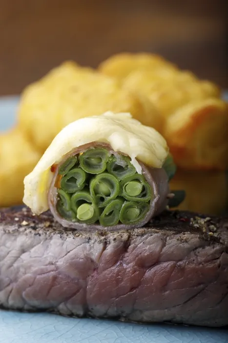 Gerahmter Druck : Stück Steak auf blauer Schale. Gerahmter Druck : Stück Steak auf blauer Schale.