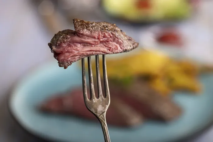 Gerahmter Druck : Stück Steak auf einem Gabelspieß. Gerahmter Druck : Stück Steak auf einem Gabelspieß.