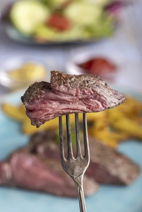 Gerahmter Druck : Stück Steak auf einem Gabelspieß. Gerahmter Druck : Stück Steak auf einem Gabelspieß.