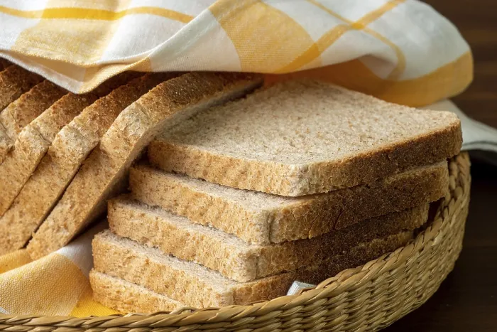Gerahmter Druck : Brot schneiden in einem Korb. Gerahmter Druck : Brot schneiden in einem Korb.