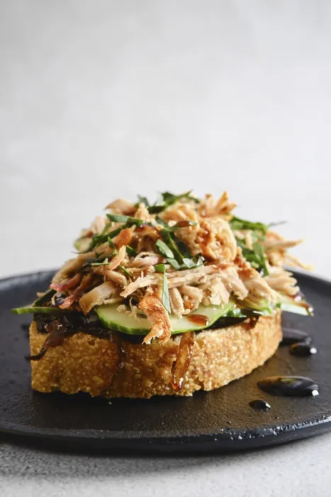 Gerahmter Druck : Ein Stück Toast wird mit geräuchertem Schweinefleisch bedeckt. Gerahmter Druck : Ein Stück Toast wird mit geräuchertem Schweinefleisch bedeckt.