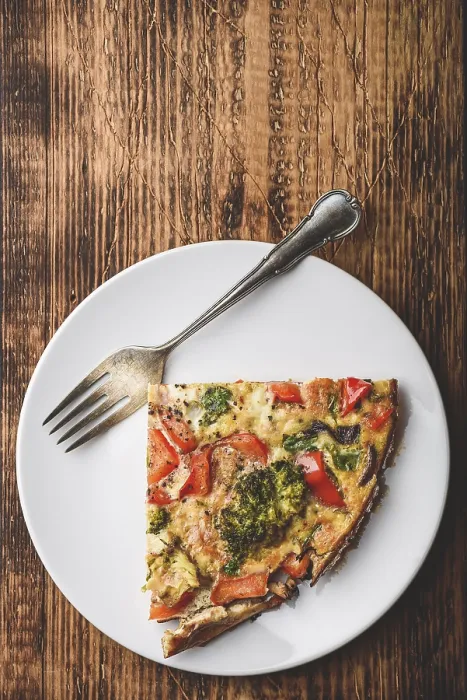 Gerahmter Druck : Stück Gemüsefrittata mit Brokkoli. Gerahmter Druck : Stück Gemüsefrittata mit Brokkoli.