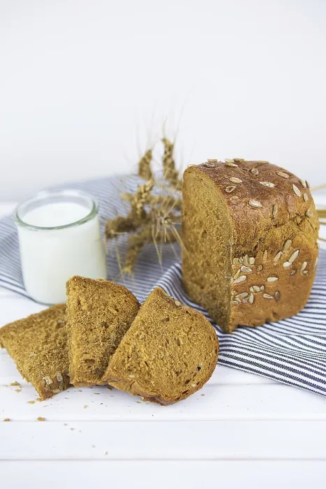 Gerahmter Druck : Geschälter Brot auf einem Serviett und einer Platte. Gerahmter Druck : Geschälter Brot auf einem Serviett und einer Platte.