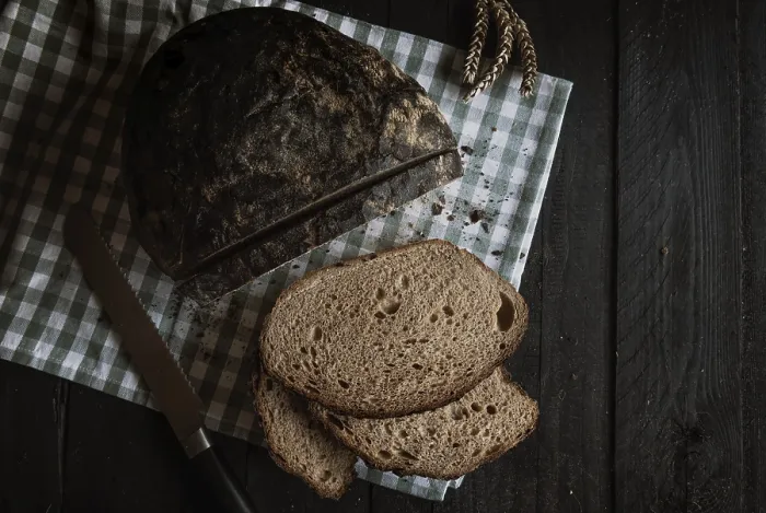 Gerahmter Druck : Brot auf einem rustikalen Holztisch. Gerahmter Druck : Brot auf einem rustikalen Holztisch.