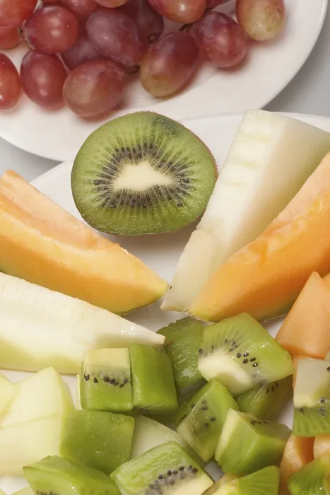 Gerahmter Druck : Geschälte exotische Früchte auf Tellern, Süßmelone. Gerahmter Druck : Geschälte exotische Früchte auf Tellern, Süßmelone.