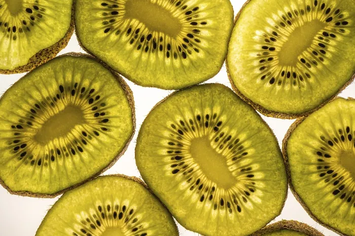 Gerahmter Druck : Geschnittener Kiwi, Obst, weißer Hintergrund. Gerahmter Druck : Geschnittener Kiwi, Obst, weißer Hintergrund.
