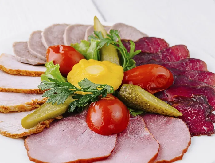 Gerahmter Druck : Fleischsortiment in Scheiben, bestehend aus Rindfleisch. Gerahmter Druck : Fleischsortiment in Scheiben, bestehend aus Rindfleisch.
