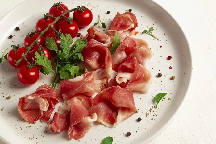 Gerahmter Druck : Geräucherter Schinken, Vorspeise, mit Cherry-Tomaten. Gerahmter Druck : Geräucherter Schinken, Vorspeise, mit Cherry-Tomaten.