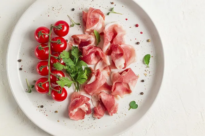 Gerahmter Druck : Geschälter Prosciutto, Vorspeise, mit Kirschtomaten. Gerahmter Druck : Geschälter Prosciutto, Vorspeise, mit Kirschtomaten.