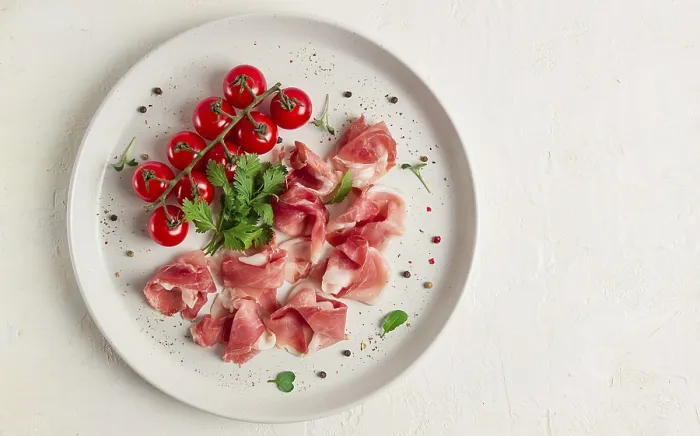 Gerahmter Druck : Geschälter Prosciutto, Vorspeise, mit Kirschtomaten. Gerahmter Druck : Geschälter Prosciutto, Vorspeise, mit Kirschtomaten.