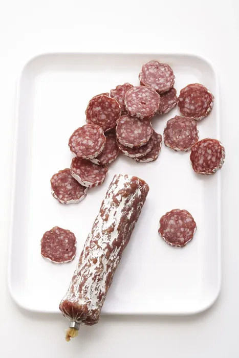 Gerahmter Druck : Gewürztes Salami-Stück Gerahmter Druck : Gewürztes Salami-Stück