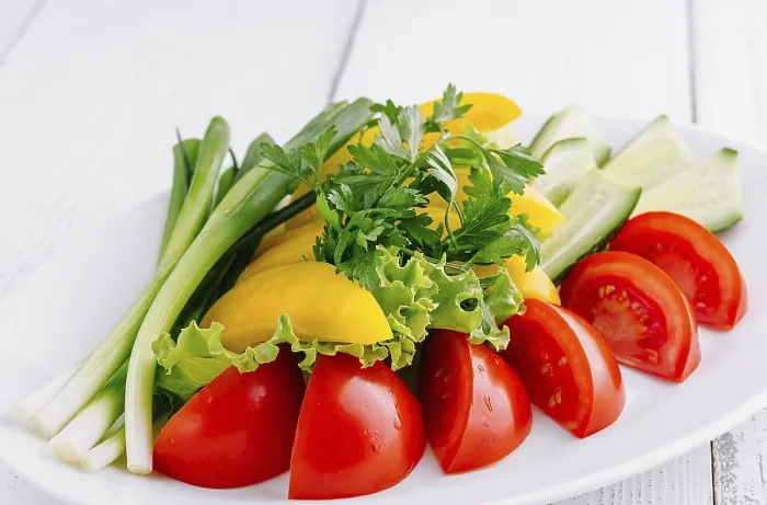 Gerahmter Druck : Geschälte Tomaten, Gurken, Paprika. Gerahmter Druck : Geschälte Tomaten, Gurken, Paprika.