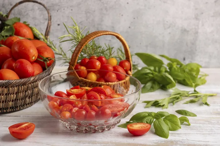 Gerahmter Druck : Geschälte Tomaten in einem Glasbecher. Gerahmter Druck : Geschälte Tomaten in einem Glasbecher.