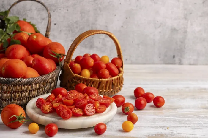 Gerahmter Druck : Geschälte Tomaten auf einem weißen Marmortisch.