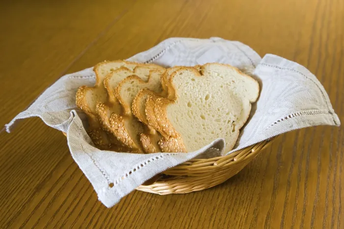Gerahmter Druck : Geschnittenes Weißbrot im Korb. Gerahmter Druck : Geschnittenes Weißbrot im Korb.