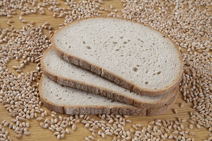 Gerahmter Druck : Broteinchen und Weizenkörner.