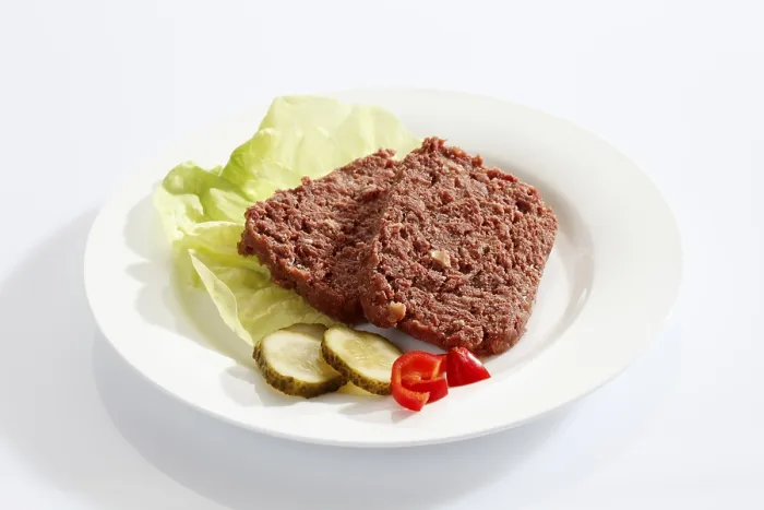 Gerahmter Druck : Zwei Scheiben Corned Beef auf einem weißen Teller. Gerahmter Druck : Zwei Scheiben Corned Beef auf einem weißen Teller.