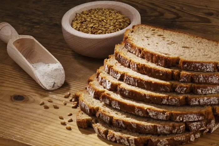 Gerahmter Druck : Einige Scheiben dunkles Brot liegen nebeneinander.