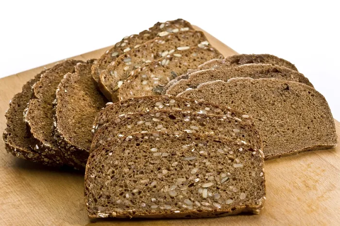 Gerahmter Druck : Scheiben verschiedener Sorten Roggenbrot. Gerahmter Druck : Scheiben verschiedener Sorten Roggenbrot.