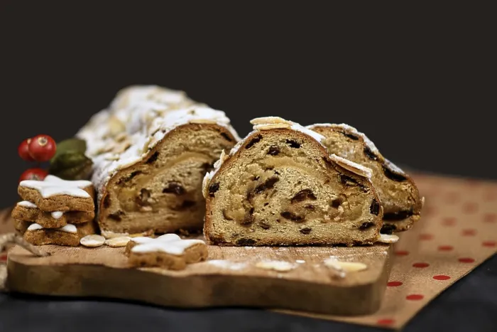 Gerahmter Druck : Stücke deutscher Stollenkuchen, ein Obstbrot mit Nüssen. Gerahmter Druck : Stücke deutscher Stollenkuchen, ein Obstbrot mit Nüssen.