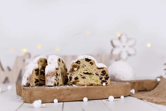 Gerahmter Druck : Stücke deutscher Stollenkuchen, ein Obstbrot mit Nüssen. Gerahmter Druck : Stücke deutscher Stollenkuchen, ein Obstbrot mit Nüssen.