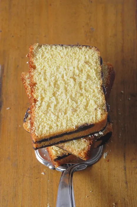 Gerahmter Druck : Ringenkuchenscheiben auf einem Kuchenwagen. Gerahmter Druck : Ringenkuchenscheiben auf einem Kuchenwagen.