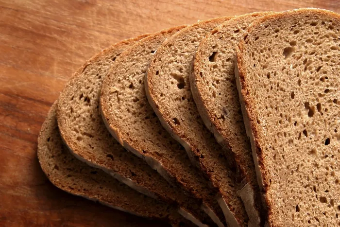 Gerahmter Druck : Stücke Schwarzbrot Gerahmter Druck : Stücke Schwarzbrot