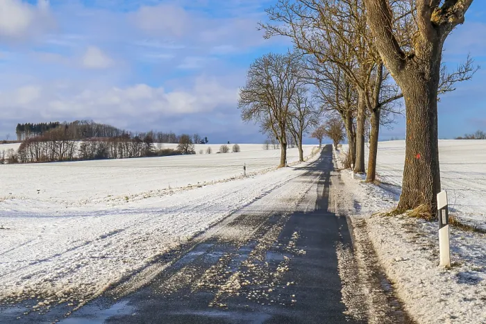 Gerahmter Druck : Glatter Straßenbelag im Winter Gerahmter Druck : Glatter Straßenbelag im Winter