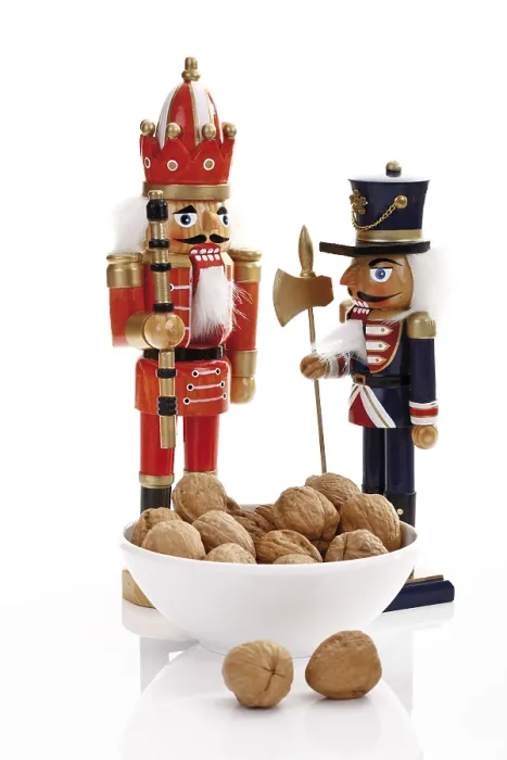 Gerahmter Druck : Walnüsse in einem kleinen Schälchen mit Nussknackerfiguren Gerahmter Druck : Walnüsse in einem kleinen Schälchen mit Nussknackerfiguren