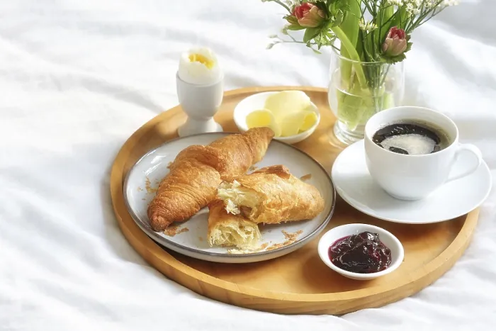 Gerahmter Druck : Kleiner Frühstück mit Croissant. Gerahmter Druck : Kleiner Frühstück mit Croissant.