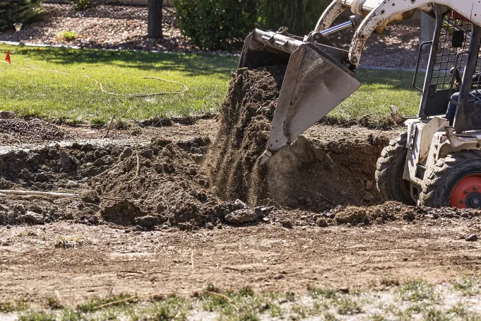 Gerahmter Druck : Kleiner Bagger grabbt im Garten für Poolinstallation. Gerahmter Druck : Kleiner Bagger grabbt im Garten für Poolinstallation.