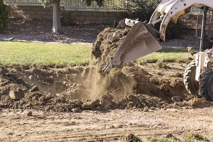 Gerahmter Druck : Kleiner Bagger grabbt im Garten für Poolinstallation. Gerahmter Druck : Kleiner Bagger grabbt im Garten für Poolinstallation.