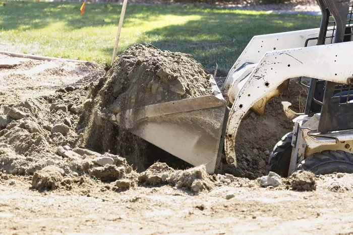 Gerahmter Druck : Kleiner Bagger grabbt im Garten für Poolinstallation. Gerahmter Druck : Kleiner Bagger grabbt im Garten für Poolinstallation.