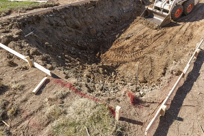 Gerahmter Druck : Kleiner Bagger grabbt im Garten für Poolinstallation. Gerahmter Druck : Kleiner Bagger grabbt im Garten für Poolinstallation.
