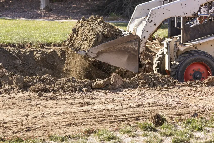 Gerahmter Druck : Kleiner Bagger grabbt im Garten für Poolinstallation. Gerahmter Druck : Kleiner Bagger grabbt im Garten für Poolinstallation.